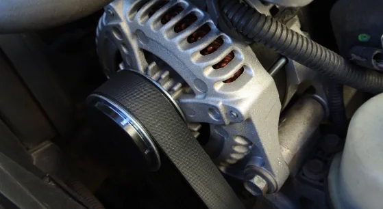 Alternátor v motorovém prostoru